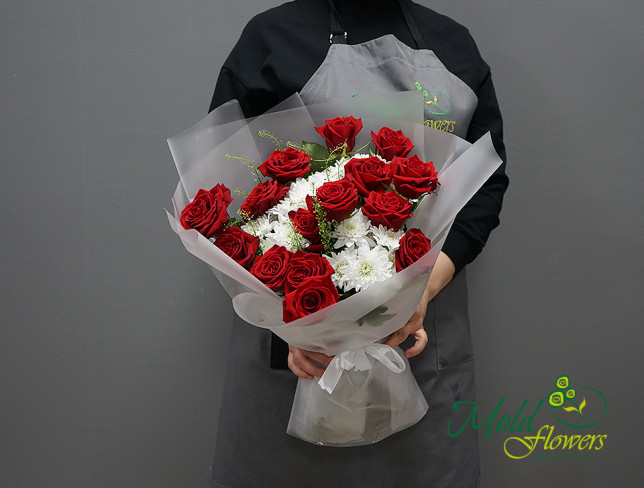 Buchet de trandafiri rosii si crizanteme albe foto